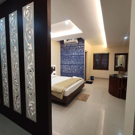 Issacs Regency Hotel Sultan Bathery Exterior foto