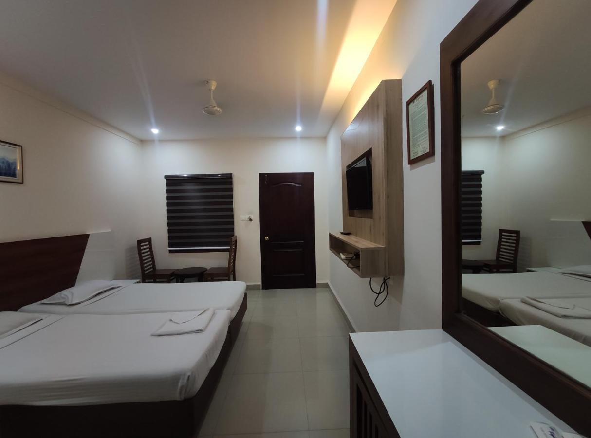 Issacs Regency Hotel Sultan Bathery Exterior foto