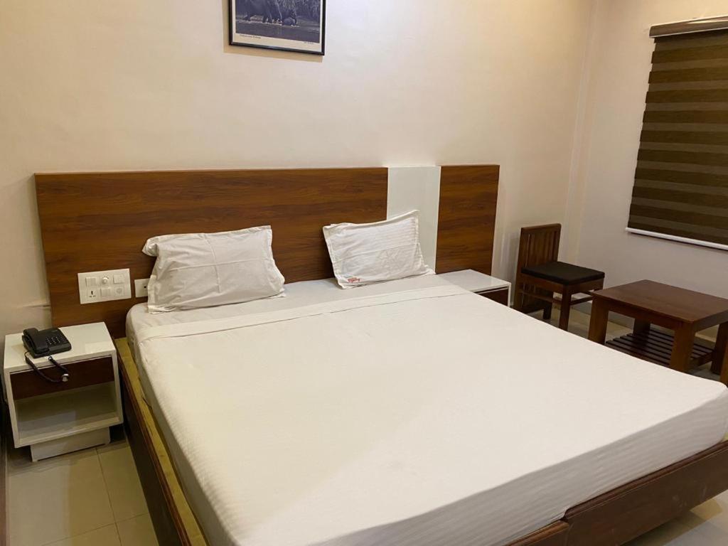 Issacs Regency Hotel Sultan Bathery Exterior foto