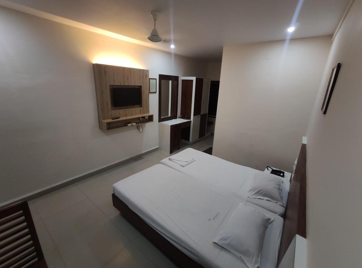Issacs Regency Hotel Sultan Bathery Exterior foto