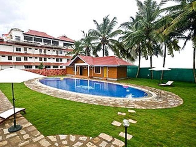 Issacs Regency Hotel Sultan Bathery Exterior foto